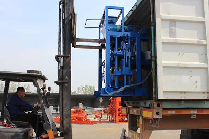 Loading GiantLin QT40-1 concrete hollow block making machine for Mexico