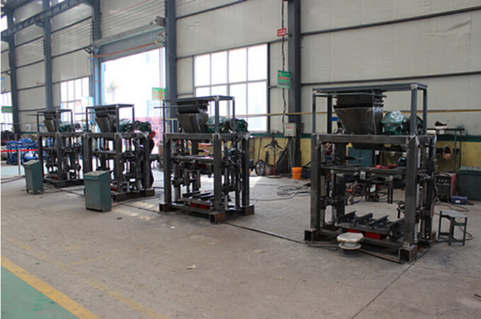 Giantlin QT40-1 concrete hollow solid block making machine in production